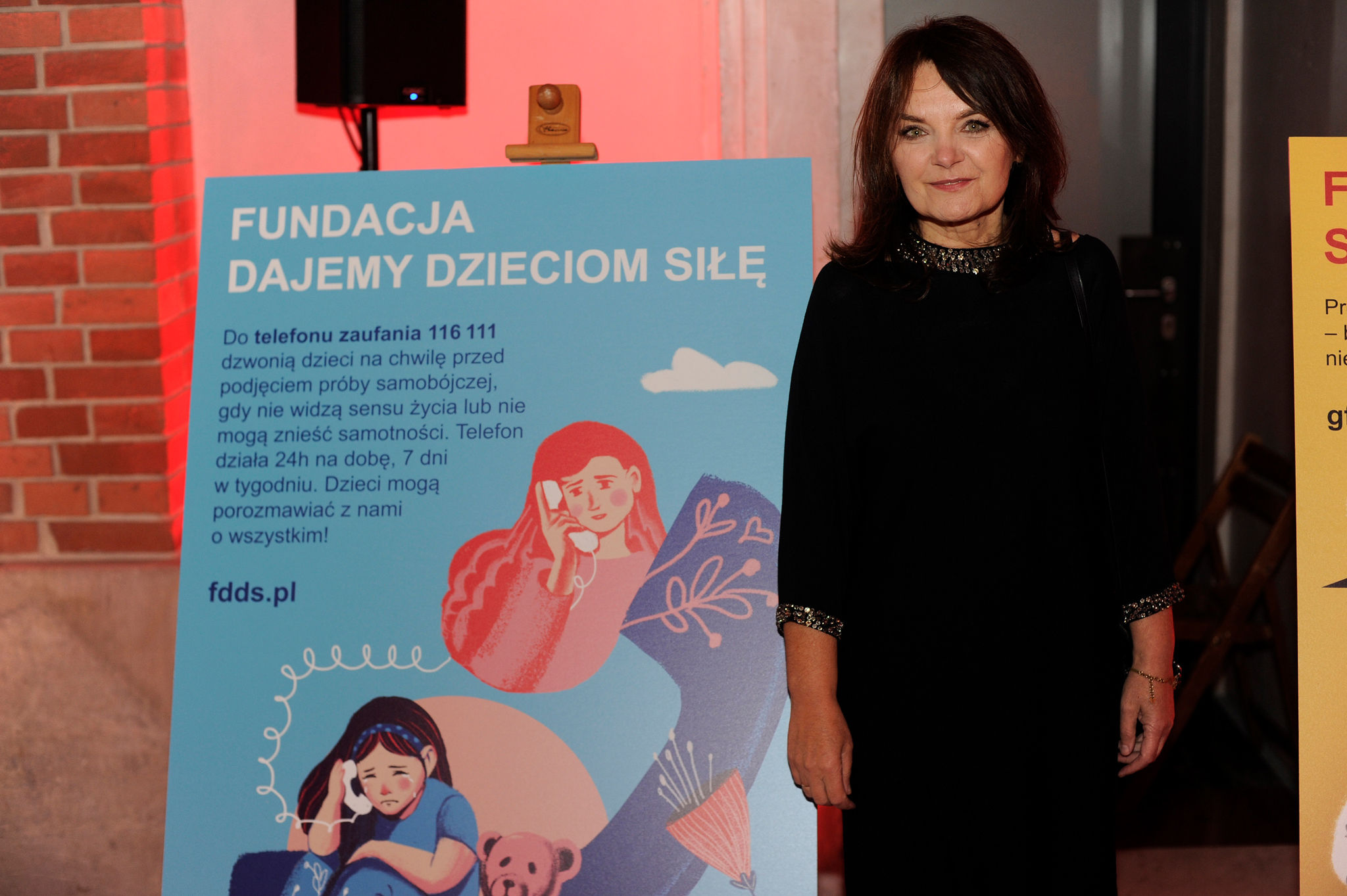 Monika Sajkowska, prezeska Fundacji dajemy Dzieciom Siłę podczas aukcji charytatywnej "Sztuka dostrzegania" w ramach 30-lecia obchodów PwC.