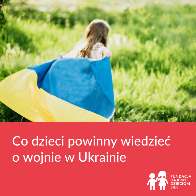Dziewczynka z flagą Ukrainy biegnąca po trawie. Na dole malinowa apla: Co dzieci powinny wiedzieć o wojnie w Ukrainie. Logo Fundaci Dajemy Dzieciom Siłę