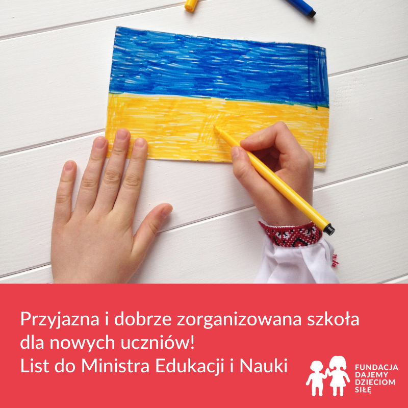 Dziecięce ręce, które kolorują flagę ukraińską. Na dole napis: Przyjazna i dobrze zorganizowana szkoła dla nowych uczniów. List do Ministra Edukacji i Nauki