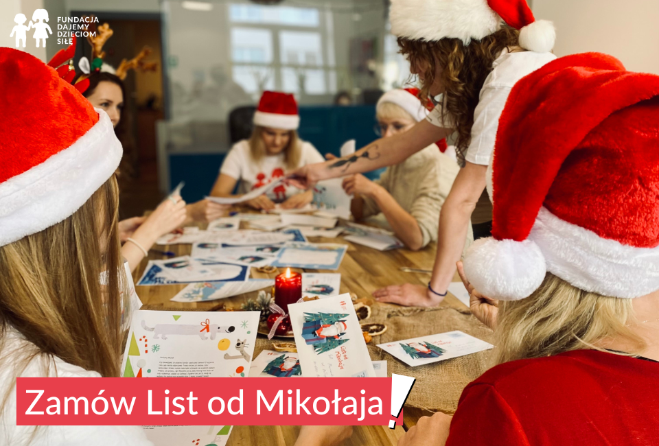 Zdjęcie przedstawiające zespół Mikołaja. Wokół stołu z listami siedzą kobiety w mikołajowych czapkach. Z lewej strony malinowa apla z tekstem: Zamów list od Mikołaja!
