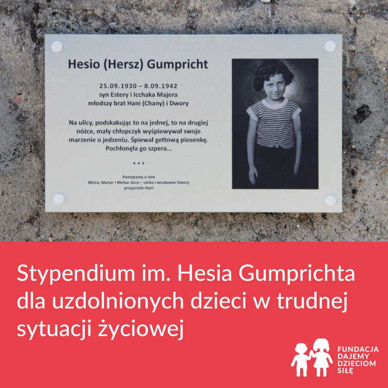 Grafika przedstawia tablicę upamiętniajacą postać Hesia Gumprichta. Poniżej malinowa apla z napisem: Stypednium im. Hesia Gumprichta dla uzdolnionych dzieci w trudnej sytuacjizyciowej oraz w prawym dolnym rohu białe logo Fundacji Dajemy Dzieciom Siłę.