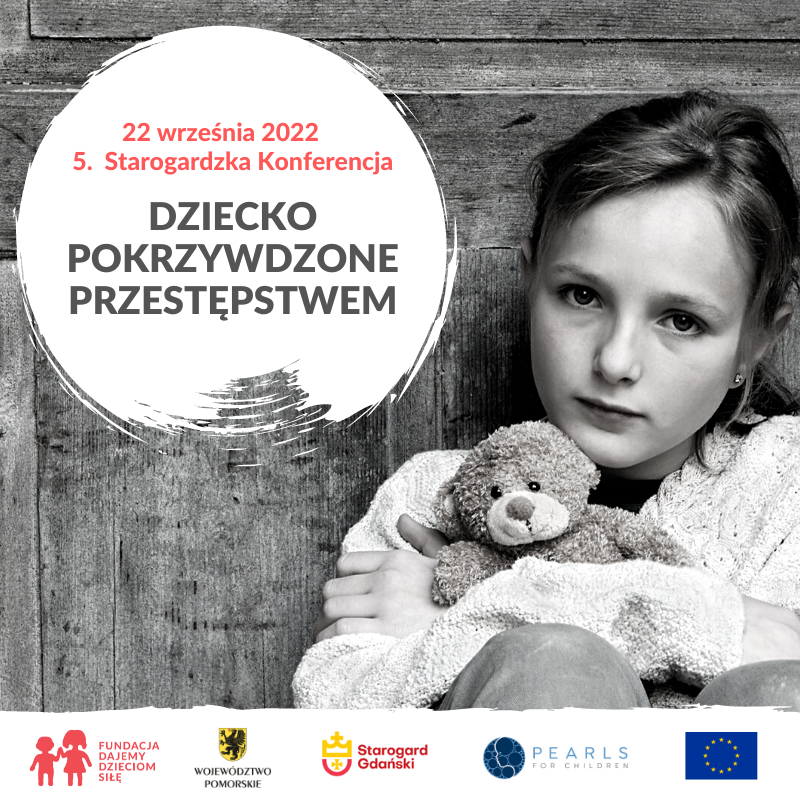 Grafika promująca 5. Starogardzką Konferencję Dziecko Pokrzywdzone Przestępstwem. Z prawej strony zdjęcie dziewczynki z misiem. Po lewej biała apla z nazwą konferencji oraz datą: 22 września 2022. Na dole loga.