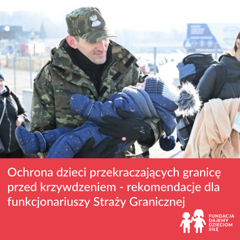 Przejście graniczne w Medyce. Polski strażnik niesie dziecko, które wraz z matką uciekło z Ukrainy /Darek Delmanowicz /PAP 