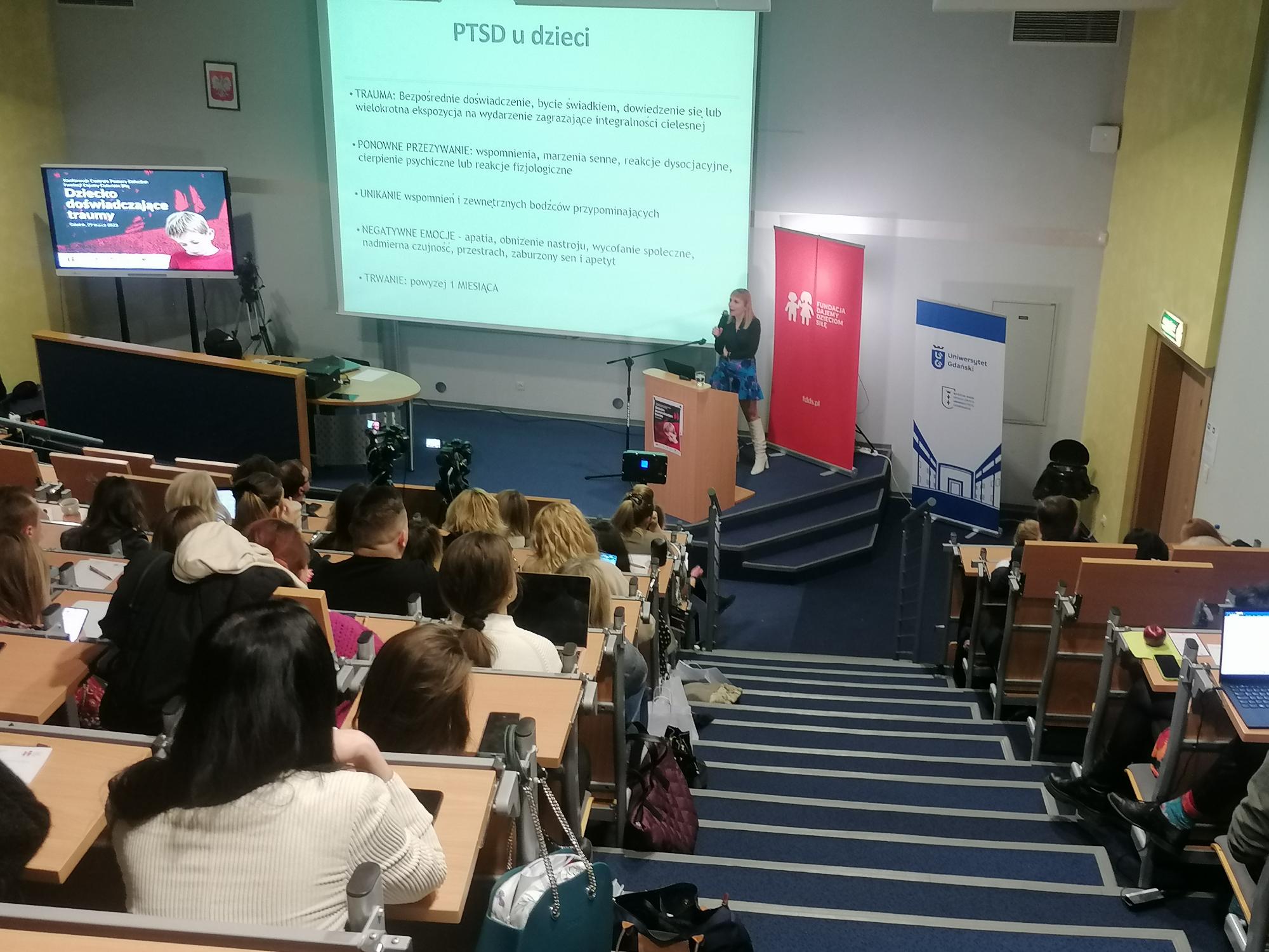 Zdjęcie przedstawiające salę wykładową. 