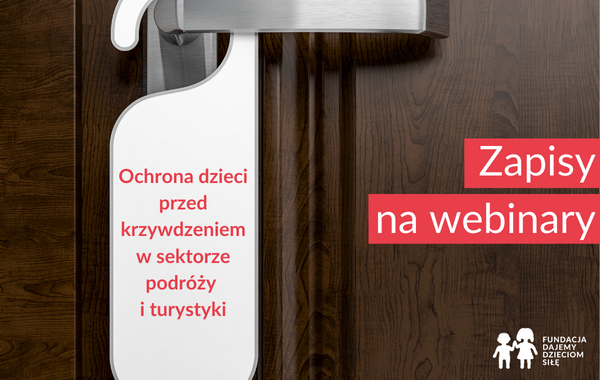 Ciemna grafika przedstawiająca drzwi z zawieszką z tekstem: Ochrona dzieci przed krzywdzeniem w sektorze podróży i turystyki. Po prawej stronie malinowa apla z tekstem: Zapisy na webinary oraz logo Fundacji Dajemy Dzieciom Siłę.